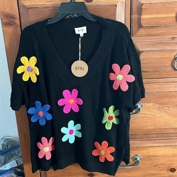 BiBi Sweaters - BiBi Women’s Black Short Sleeved Sweater With Embroidered Flowers Size XL NWT